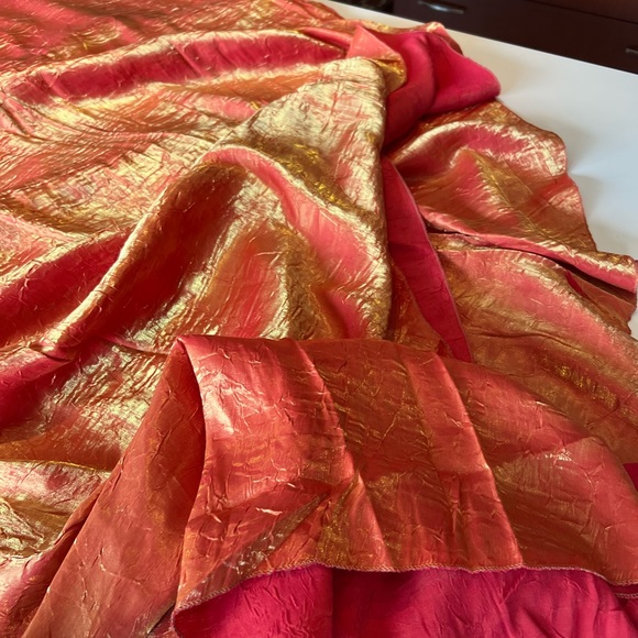 TABLE CLOTH beautiful 12’ round. - Picture 1 of 4